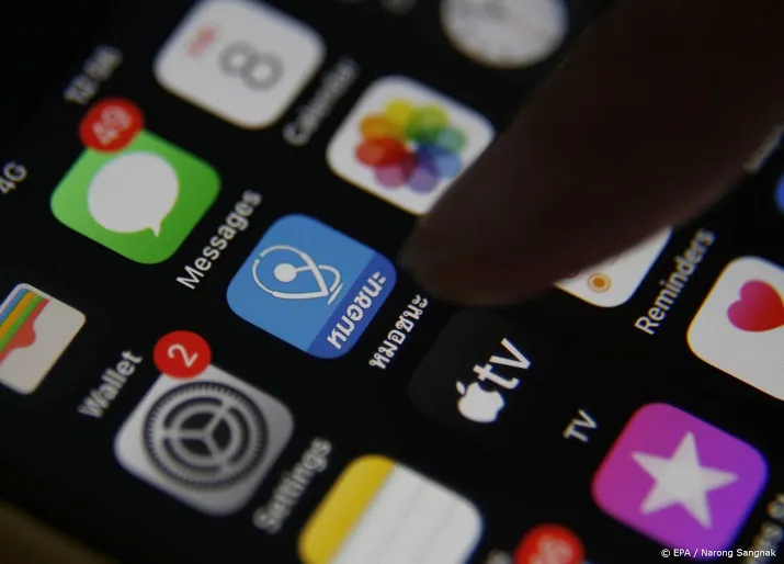 nieuwe coronatest ontwikkeld check scherm van mobiele telefoon