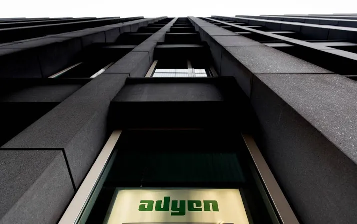 nieuwkomer adyen schittert op damrak