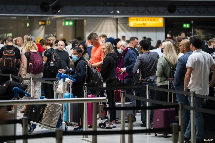 nog altijd erg druk op schiphol maar mensen willen meewerken