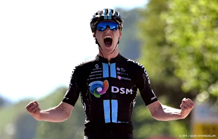 noor leknessund bezorgt wielerploeg dsm leiderstrui in giro