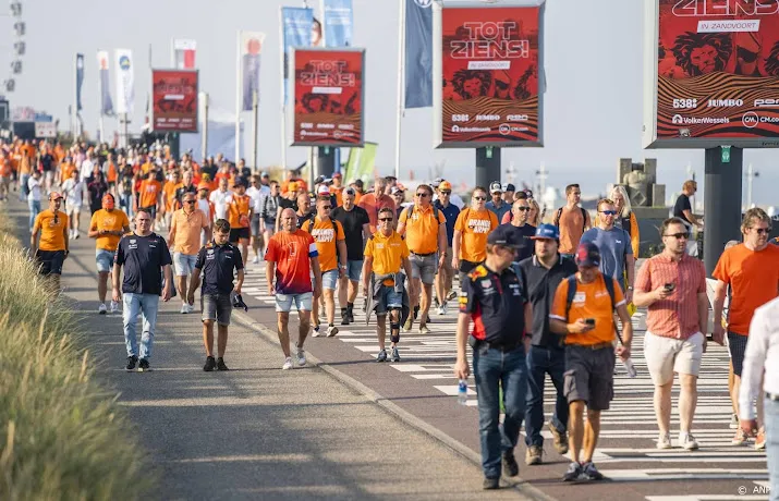 ns druk in de treinen naar zandvoort maar het loopt goed door
