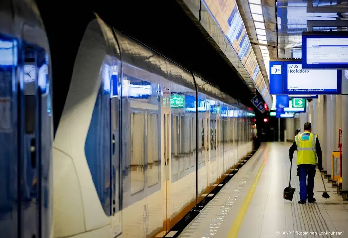 ns rijdt vanaf vrijdag met minder treinen in de spits