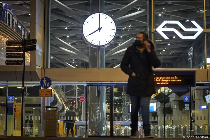 ns sluit tijdelijk 28 geldautomaten op stations