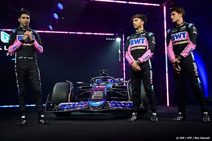 ocon en gasly in bijna zwarte alpine nieuwe seizoen formule 1 in