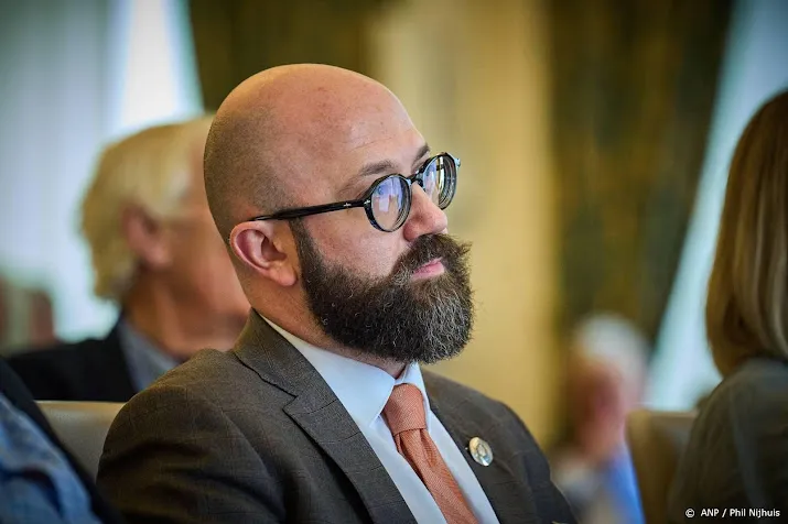 oekraiense ambassadeur houdt zich op de vlakte over ontslag