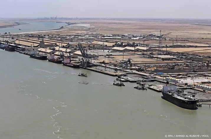 olie export vanuit haven van basra in irak stopgezet door lekkage