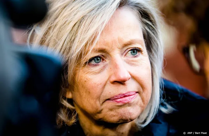 ollongren ergert zich aan theatergroep