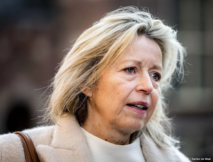 ollongren verwacht dat f 16s in najaar naar oekraine gaan
