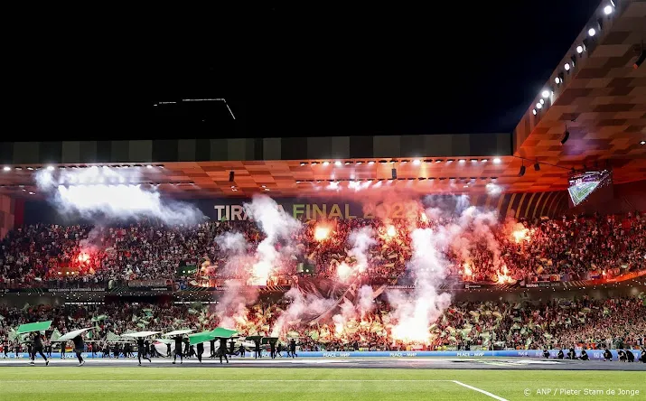 om eist taakstraf tegen feyenoordfans om belediging en bedreiging