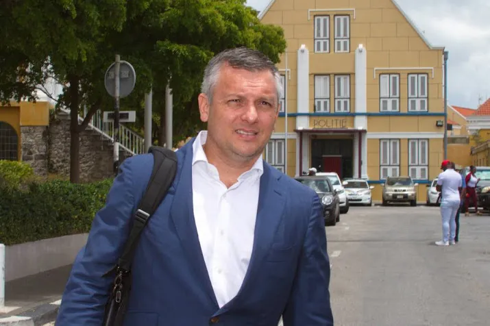 om oud premier curacao moet betalen of cel in