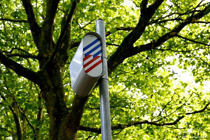 om plaatst 50 verplaatsbare flitspalen de flexflitsers