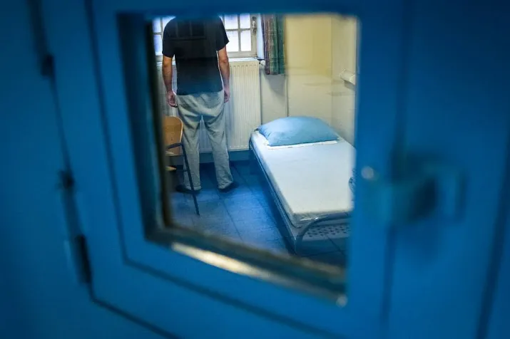 om wil celstraf voor seks met jonge meisjes