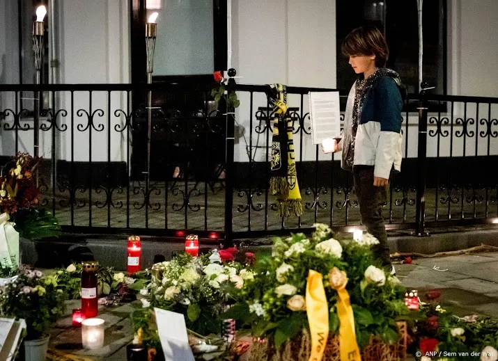 om wil dat 4 jongeren voor fatale mishandeling vastblijven