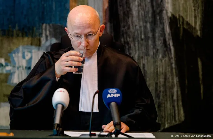 om ziet geen reden voor opstappen otte