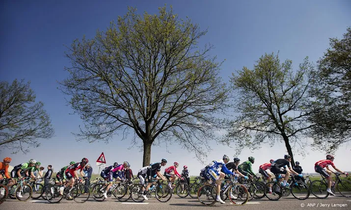 omgekeerde nederlandse vlaggen bij vuelta blijven meestal hangen