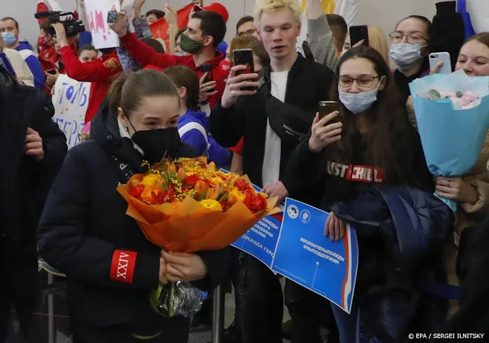 omstreden kunstrijdster valieva warm onthaald in moskou