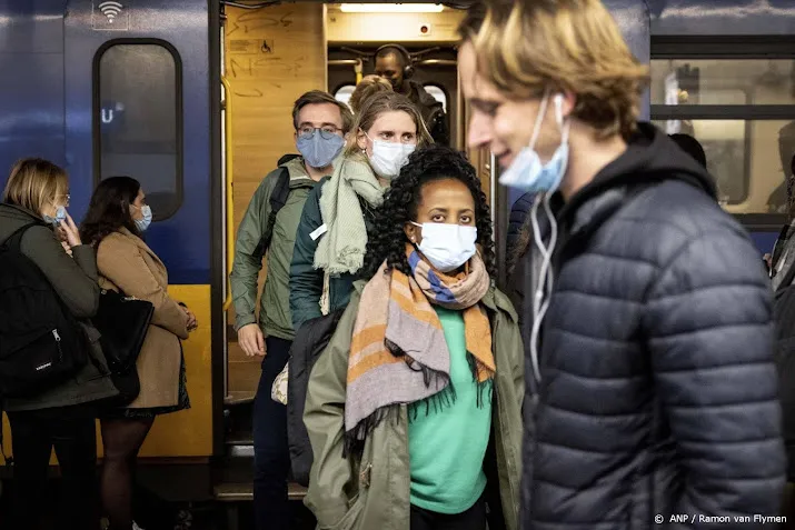 omt mondkapje in ov heeft meerwaarde bij veel besmettingen