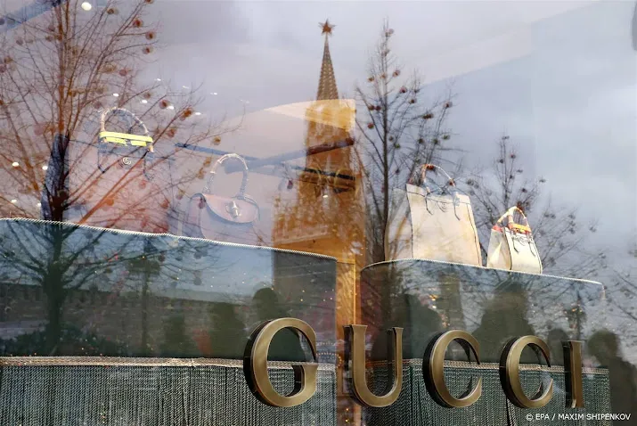 omzet gucci hard omlaag moederbedrijf voelt rel rond balenciaga