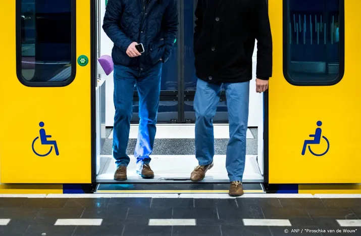 onbekenden spuiten trein in wormerveer zilverkleurig