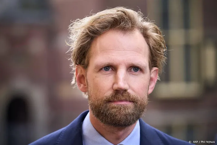 onderwijsminister niet aangepakt op vermeend wangedrag door kamer
