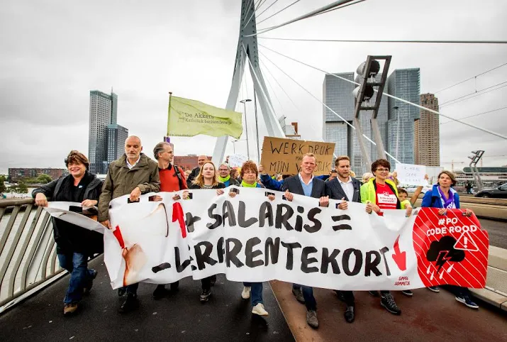 onderwijzers lopen protestmars door rotterdam