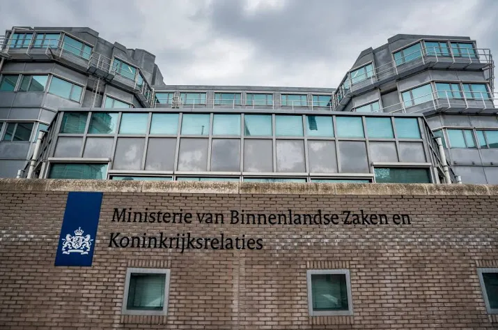 onderzoek doorspelen aivd info naar buitenland