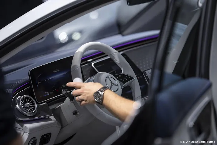 onderzoeksinstituut lege duitse autoshowrooms drijven prijzen op