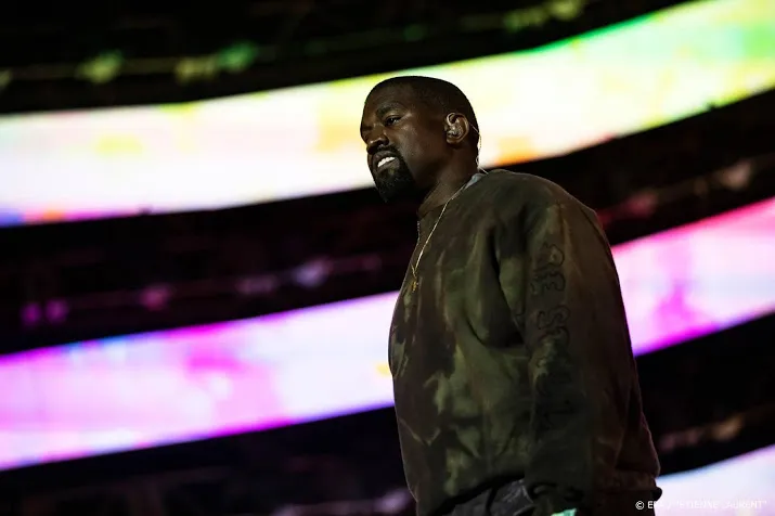 onnavolgbare kanye west in tranen bij eerste campagnebijeenkomst
