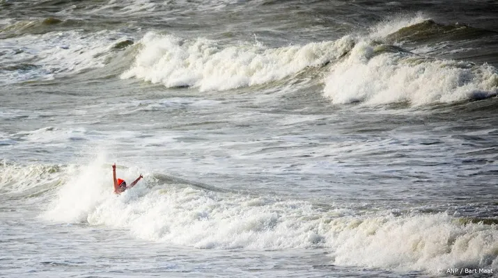 onstuimig weer voor nieuwjaarsduikers