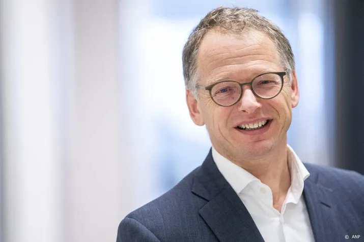 ontslagen financieel directeur de volksbank vangt bot bij rechter