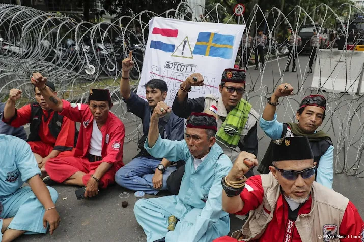 ook ambassadeurs in indonesie en pakistan ontboden om koranactie