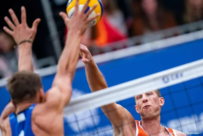 ook beachvolleyballers varenhorst en van de velde onderuit