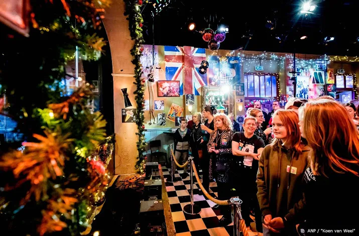 ook op tweede kerstdag in de rij voor top 2000 cafe