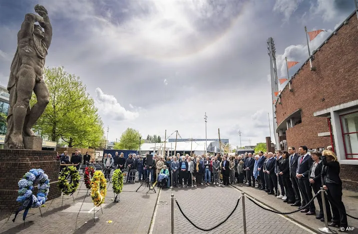 oorlogsslachtoffers zwemsport herdacht bij olympisch stadion