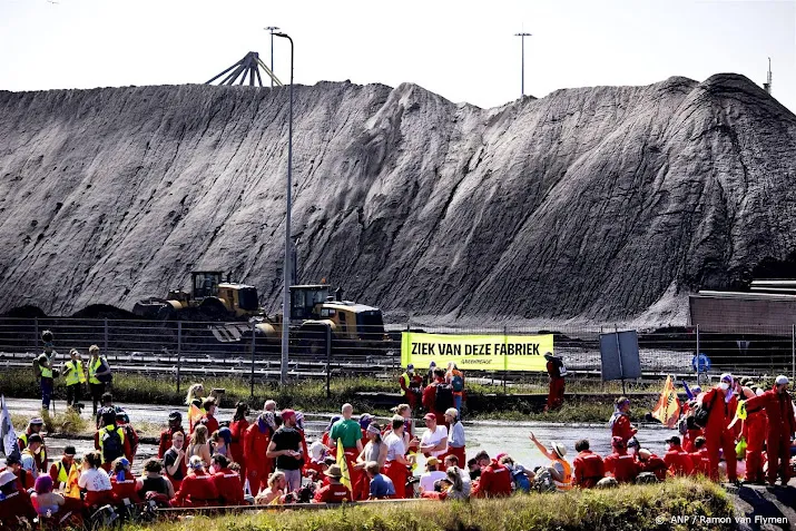 op meerdere plaatsten actie rond tata steel xr op spoorlijn
