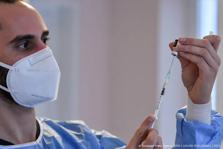 ophef in polen om vaccinvoorrang voor beroemdheden