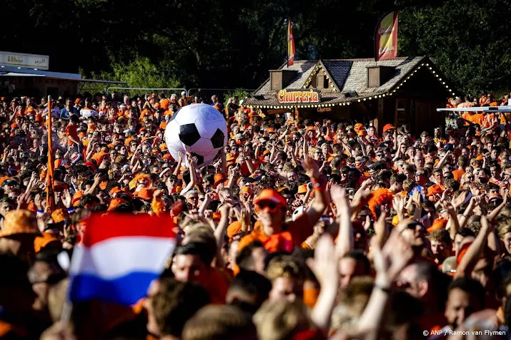 opkomst oranje begroet met rook en gejuich in fanzone