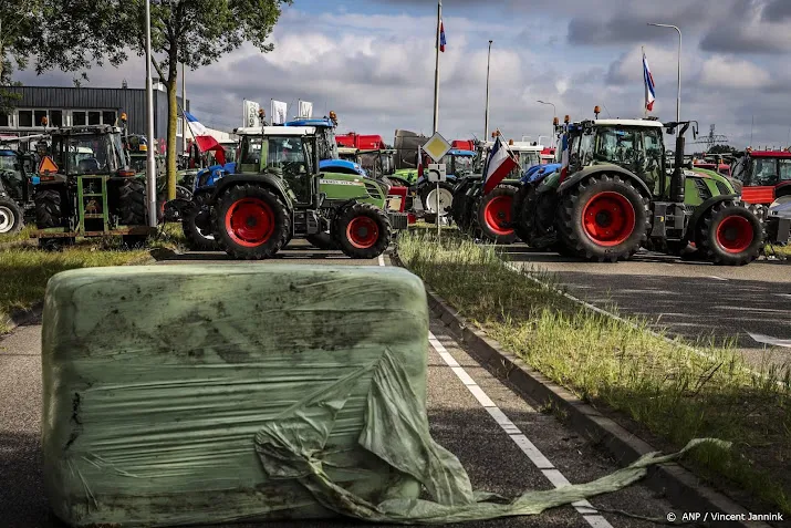 opnieuw boerendemonstraties bij snelwegen hooibalen in brand