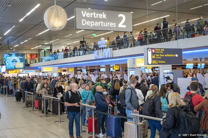 opnieuw lange rijen op schiphol
