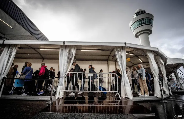opnieuw rijen op schiphol ook wachtenden onder de overkapping