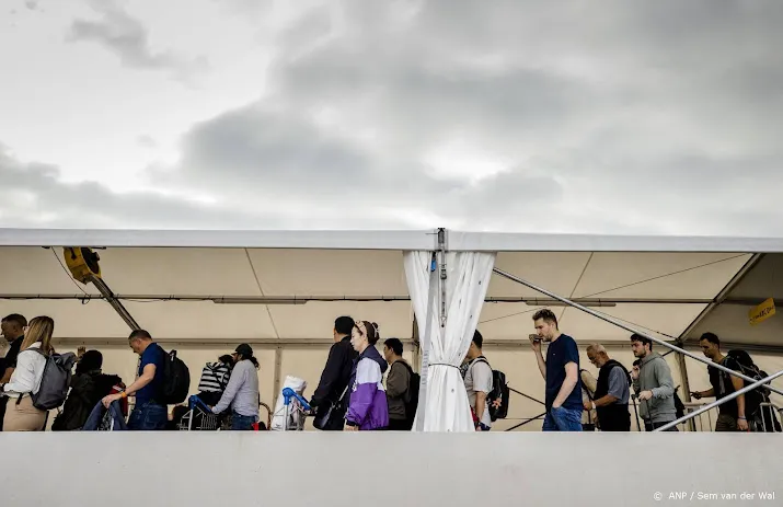 opnieuw rijen op schiphol zelfde beeld als op dinsdag