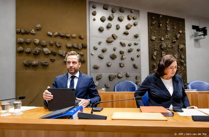 oppositie hard over mondkapjesdeal eist goed verhaal van de jonge