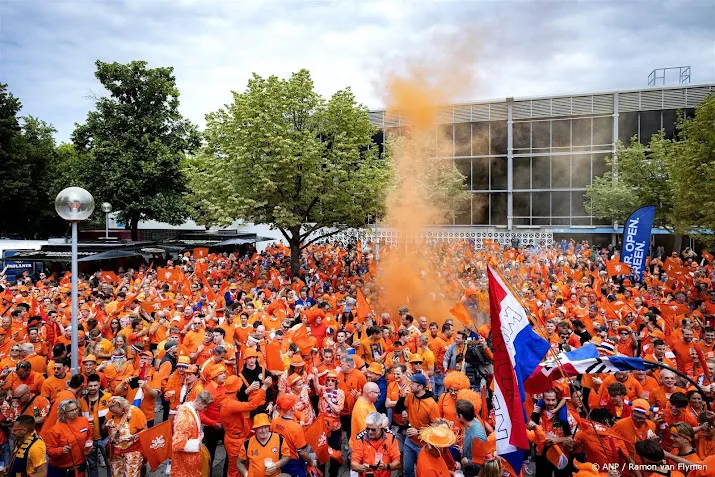 oranjefans in mars naar olympiapark in munchen
