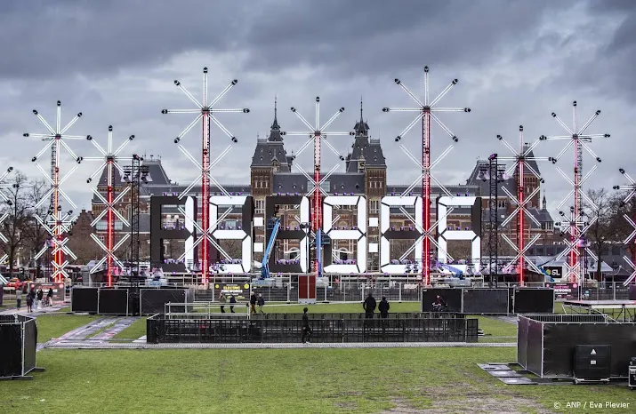 organisatie adam toren blaast vuurwerkshow af om slecht weer