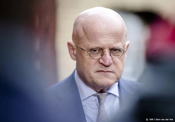 oud minister grapperhaus beveiligd na ernstige bedreigingen