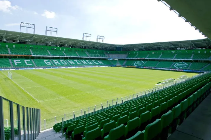 ouderen begeleiden voetballers in groningen
