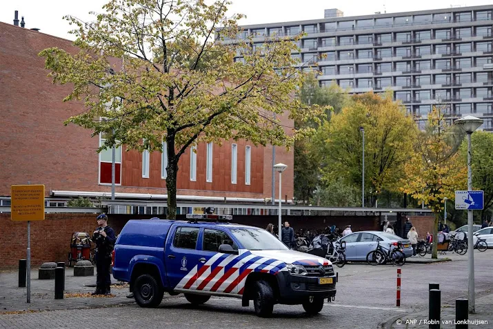 ouders brengen kinderen naar joodse school met extra beveiliging