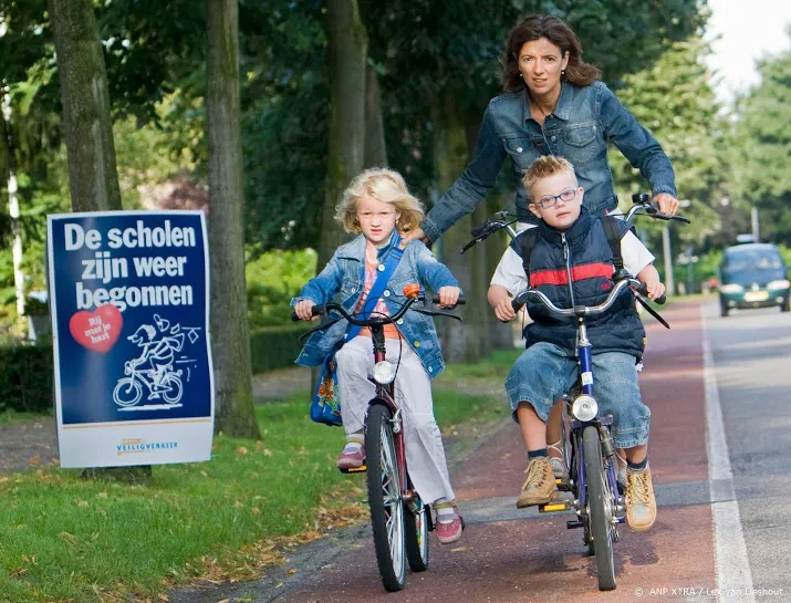 ouders fiets met je kinderen naar school