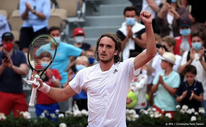outsider tsitsipas zonder setverlies naar derde ronde