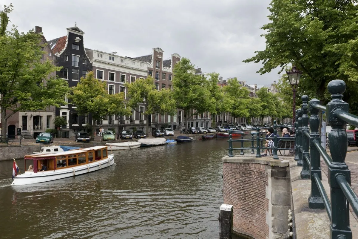 overzicht keizersgracht met een klein rondvaartbootje in de gracht uiterst links achter bomen keizersgracht 710 amsterdam 20536192 rce